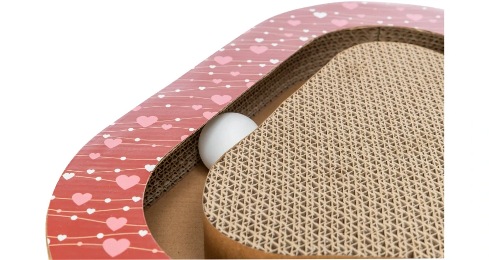 TRIXIE Škrabací karton VALENTINE triangl, s míčky a catnipem, 36 x 5 x 36/36 cm, červená - LIMITOVANÁ NABÍDKA