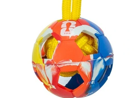 TRIXIE FIFA 2026 vrhací míč s lanem, 26 cm, tvrdá guma, bílá/černá/barevná - LIMITOVANÁ NABÍDKA