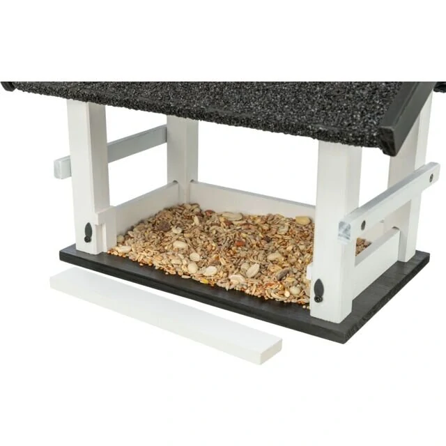 TRIXIE NATURA venkovní krmítko závěsné, salaš, 36 × 25 × 25 cm, glazovaná borovice, černá/bílá