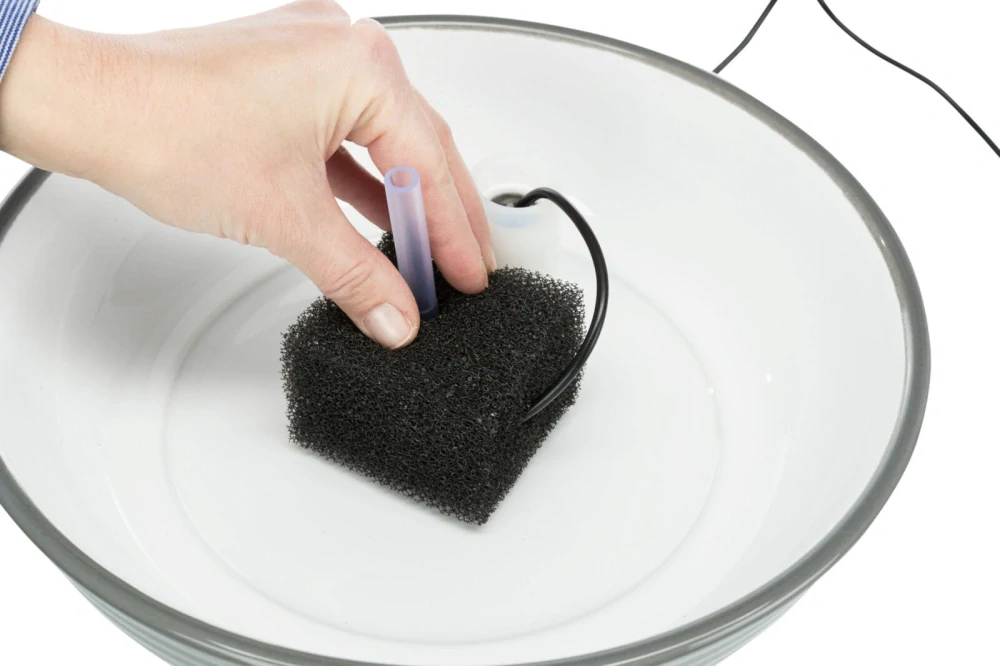 TRIXIE Pítko fontána VITAL FLOW, keramická 1,5 l šedo/bílé (RP 2,90 Kč)