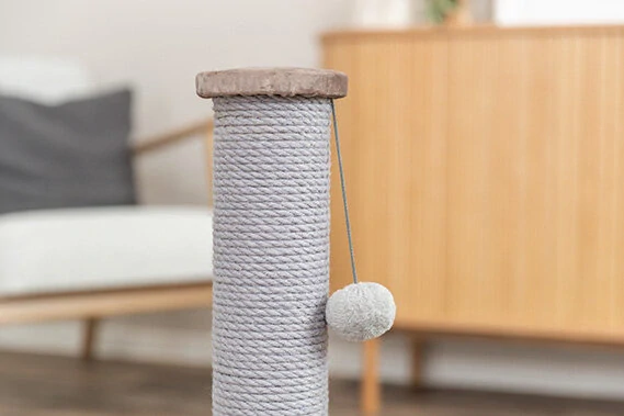 TRIXIE Škrabací sloupek LIVIA s plyšovou kuličkou, 64 cm, béžovošedá