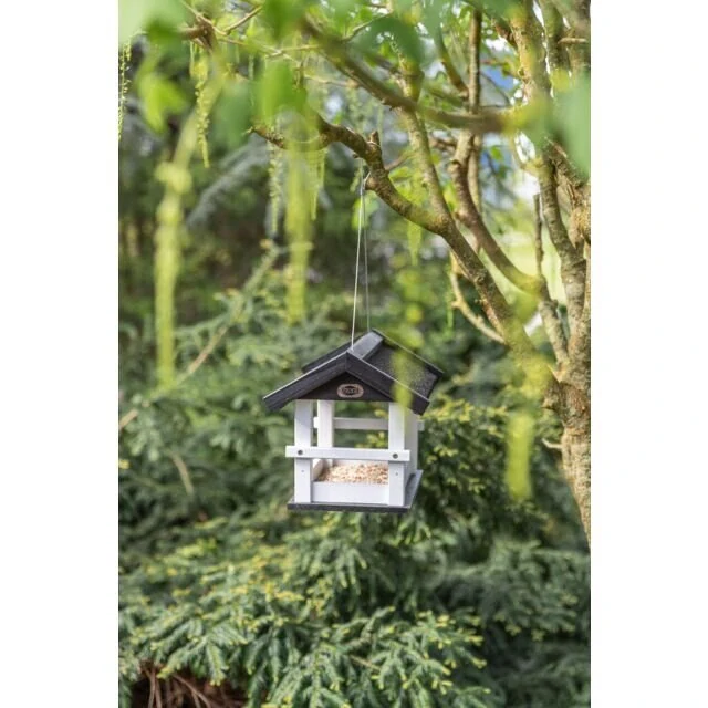 TRIXIE NATURA venkovní krmítko závěsné, salaš, 36 × 25 × 25 cm, glazovaná borovice, černá/bílá