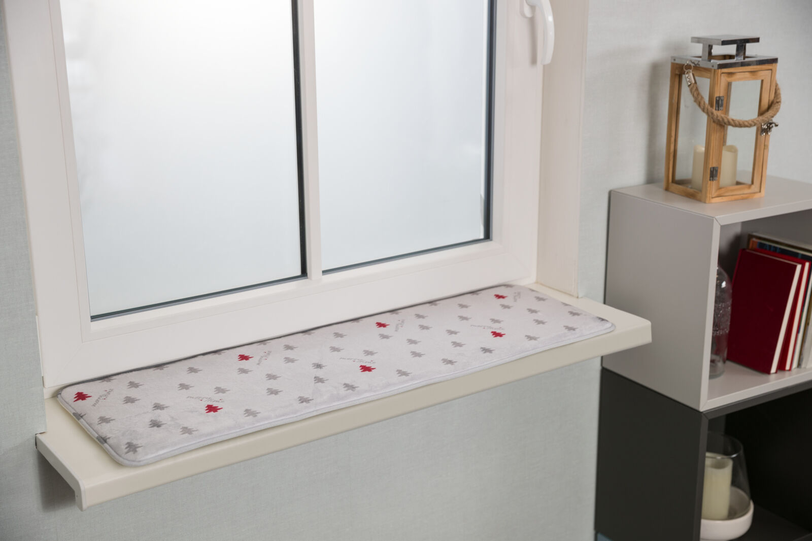 TRIXIE Xmas NIVIA mat, vánoční plyšová podložka na parapet, 90 x 28 cm, krémová