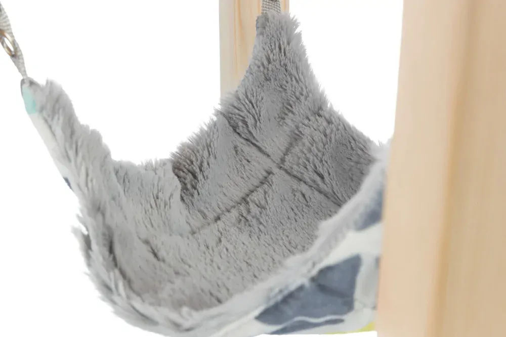 TRIXIE SUNNY přístřešek s houpací sítí pro činčily/morčata, 28 × 24 × 28 cm, šedá/multikolor