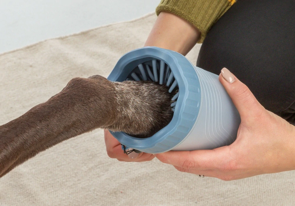 TRIXIE PAW CLEANER - kalíšek k čištění tlapek, silikon/plast, modrá M-L