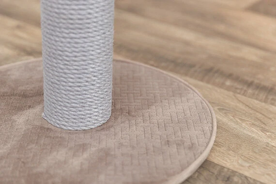 TRIXIE Škrabací sloupek LIVIA s plyšovou kuličkou, 64 cm, béžovošedá