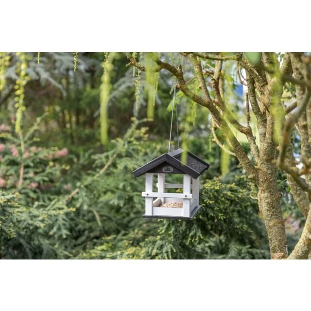 TRIXIE NATURA venkovní krmítko závěsné, salaš, 36 × 25 × 25 cm, glazovaná borovice, černá/bílá