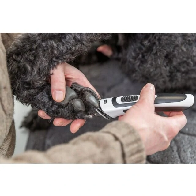 Stříhací strojek CLIPPER SLIM TR500 15 W - akumulátorový, černá/bílá