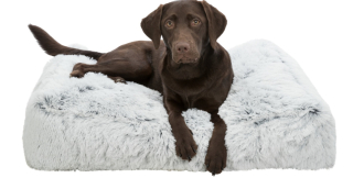 TRIXIE Vysoky polštář HARVEY obdelník 100 x 70cm, hebký potah s dlouhým vlasem, bílá/černá